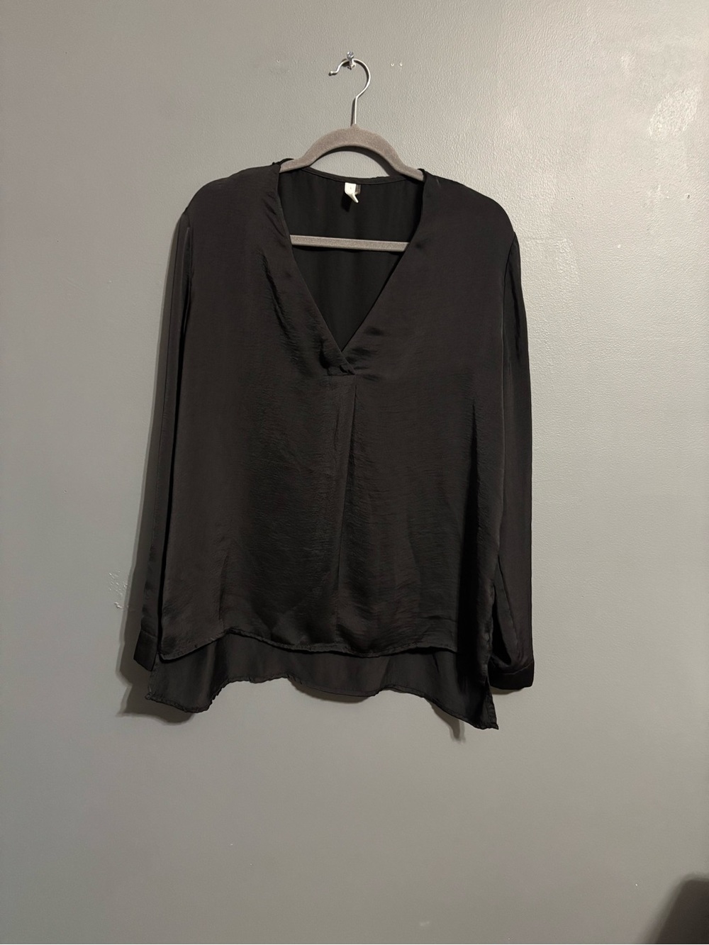 Glam minimalist fall preppy black satin flowy whimsigoth v-neck blouse women’s L